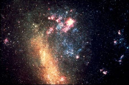 木星看上去是个橘红色的星球，然而两极却是蓝色的，怎么回事