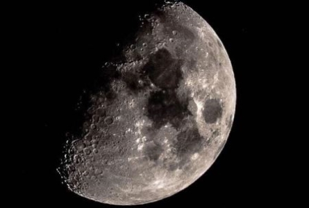 宇宙神秘图片：超质量黑洞与火星表面暗色沙坑