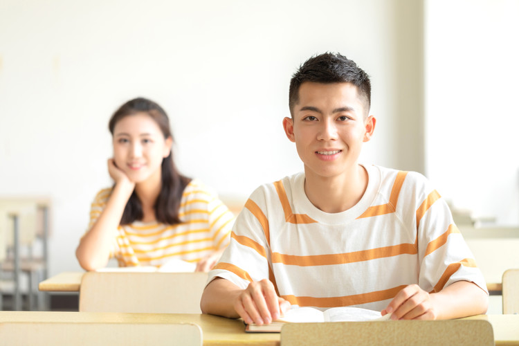 羊岺中学有多少学生在校