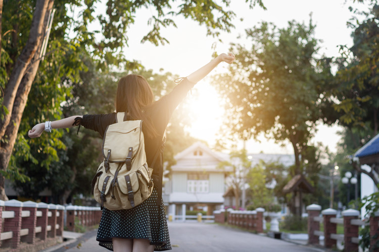 东亭初级中学学校管理严不严？