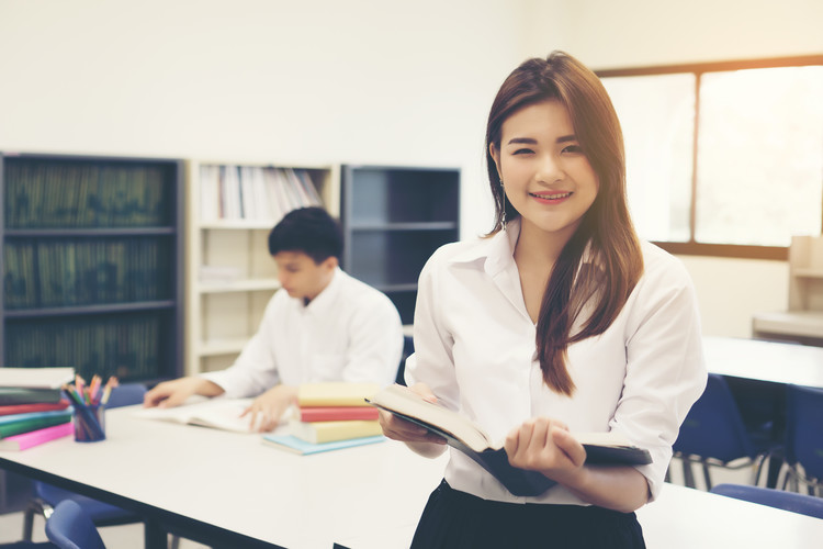 汕头市联侨中学学杂费一年多少钱？