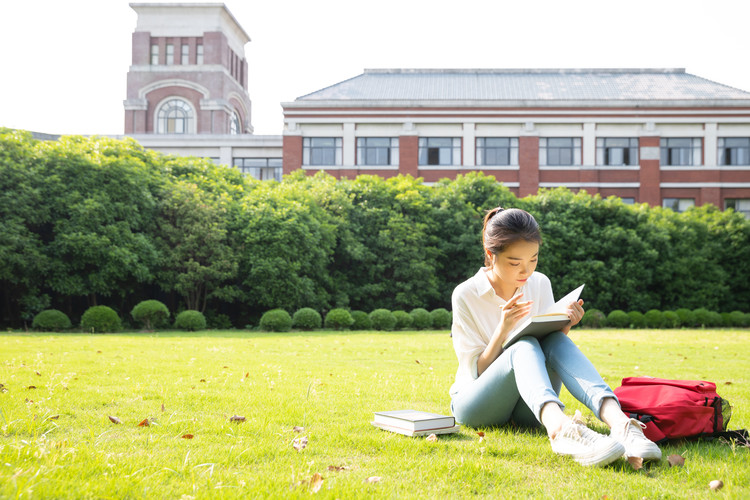 鉴江中学学校风景怎么样？