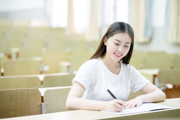 安顺市西秀区鸡场中学多少钱一年？