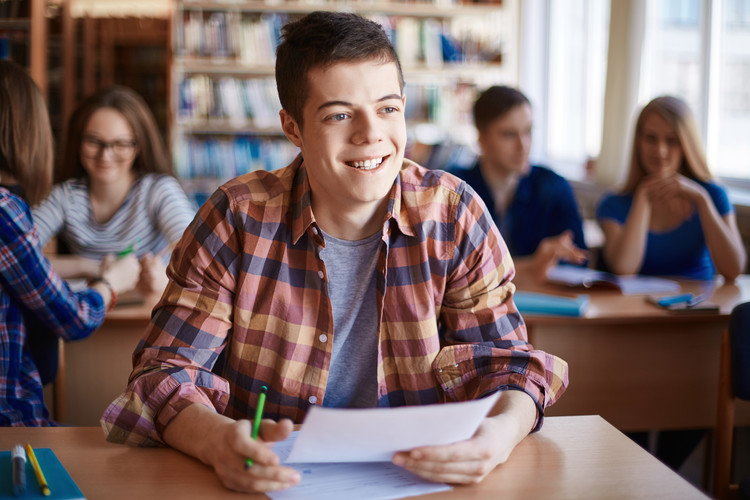 东海县第一实验中学住校的话要收多少？