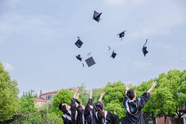 汕头市潮阳区棉城中学北区是什么学校，这个学校学费贵吗？