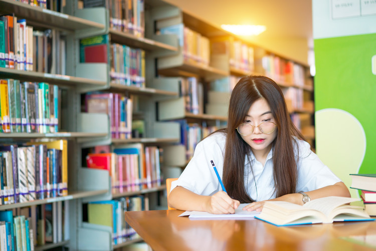 长沙市一中岳麓中学有多少学生在校