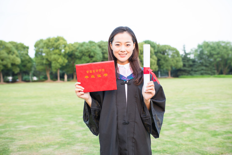 广西壮族自治区横县第二高级中学有多少学生，这个学校好吗？