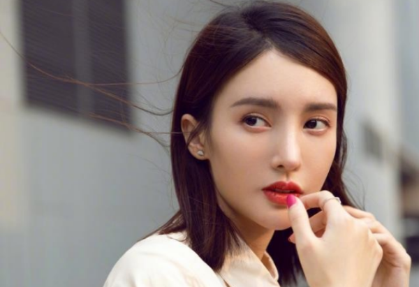 金晨是不是整容了？鼻子为什么这么尖？