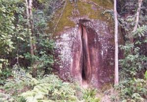 广东丹霞山阴阳石，阴阳两级区别对应男女繁殖器