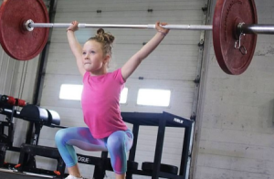 7岁女孩为何能举起80公斤杠铃 孩子从小运动的好处
