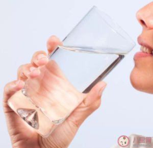 一新冠患者因过量饮水导致水中毒是怎么回事 水中毒的症状有哪些