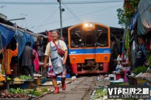 世界上最危险的菜市场 美功铁道市场位于泰国