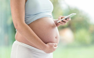 孕妇玩手机对胎儿有什么伤害 孕妇如何科学玩手机