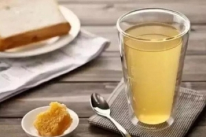蜂蜜水早上喝好还是晚上睡前喝好 蜂蜜水有助于睡眠吗