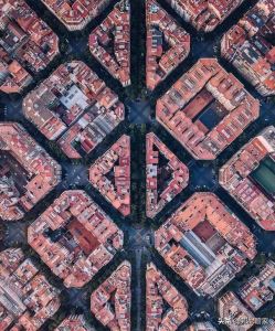 巴塞罗那建筑为什么这么统一（200年前设计的城市）(3)