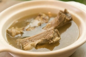 骨头汤有腥味怎么补救 骨头汤可以反复熬煮吗