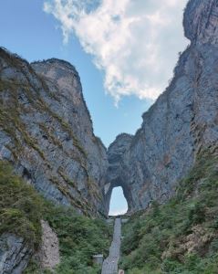 张家界想去森林公园，天门山，大峡谷，武陵源。3天半时间怎么安排，住哪