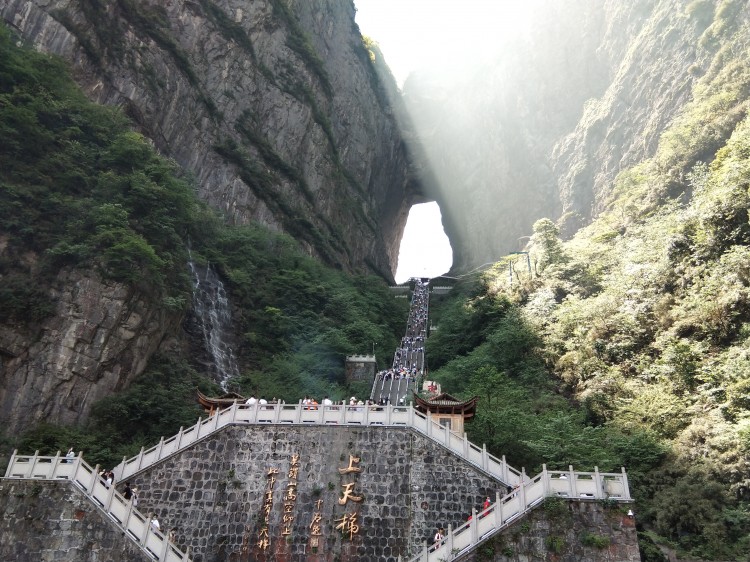 凌晨到张家界机场，第一天天门山，完了去武陵源，应该怎么安排