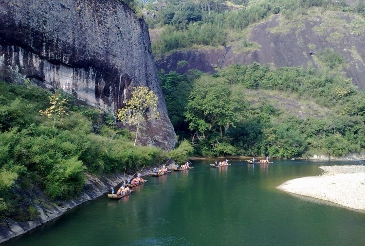 想自己带着孩子去张家界玩，天门山，武陵源凤凰古镇，住宿行李托运路线有没有好建议