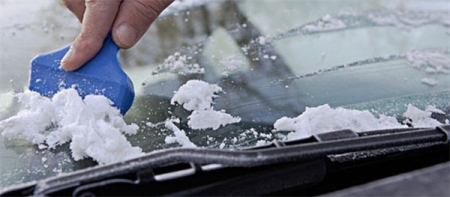 车窗结冰怎么快速去除 喷玻璃水好使吗 有哪些方法是真的还是假的？