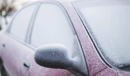 车窗结冰怎么快速去除 喷玻璃水好使吗 有哪些方法是真的还是假的？