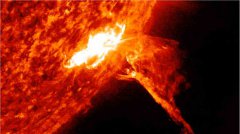 强大的太阳耀斑释放出巨大的等离子体羽流