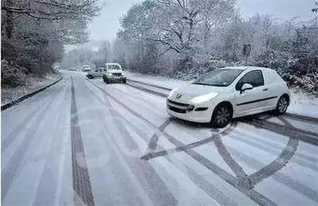 冰雪路面转弯时踩刹车会失控吗 雪天驾驶要注意什么原因究竟是什么？