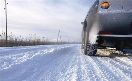 冰雪路面转弯时踩刹车会失控吗 雪天驾驶要注意什么原因究竟是什么？