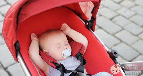 为何宝贝在婴儿车里容易睡着 婴儿车摇着哄睡真的有用吗