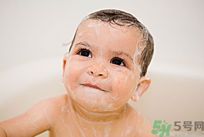 给宝贝洗澡要注意什么？夏季给宝贝洗澡最适宜的温度？