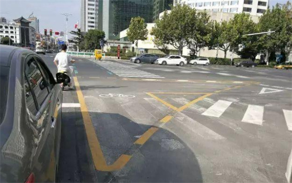 为什么有些路口设计成先左转后直行 路口转向设计的神奇