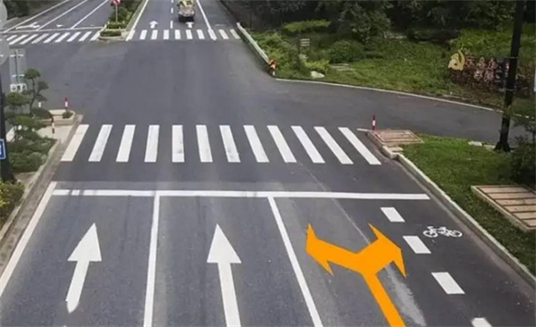 为什么有些路口设计成先左转后直行 路口转向设计的神奇