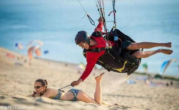 世界最年长空姐81岁 已在空中飞了60年