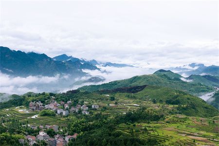 阳宅风水旺的地形有哪些？阳宅门前道路的风水禁忌需谨慎？