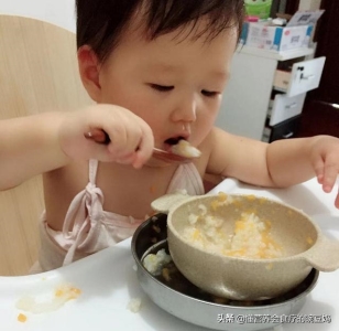 婴儿自学吃饭（宝宝多久可以学吃饭）(3)