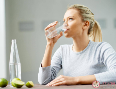 喝水时间间隔不要超过多久 饮水量充足的人更健康不容易老吗