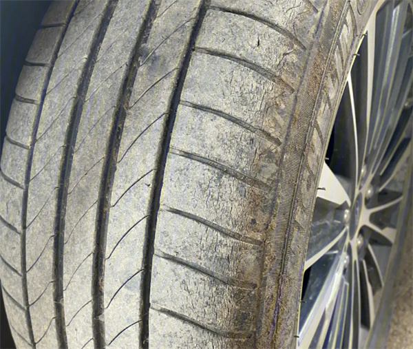 汽车轮胎有细小裂纹需要更换吗