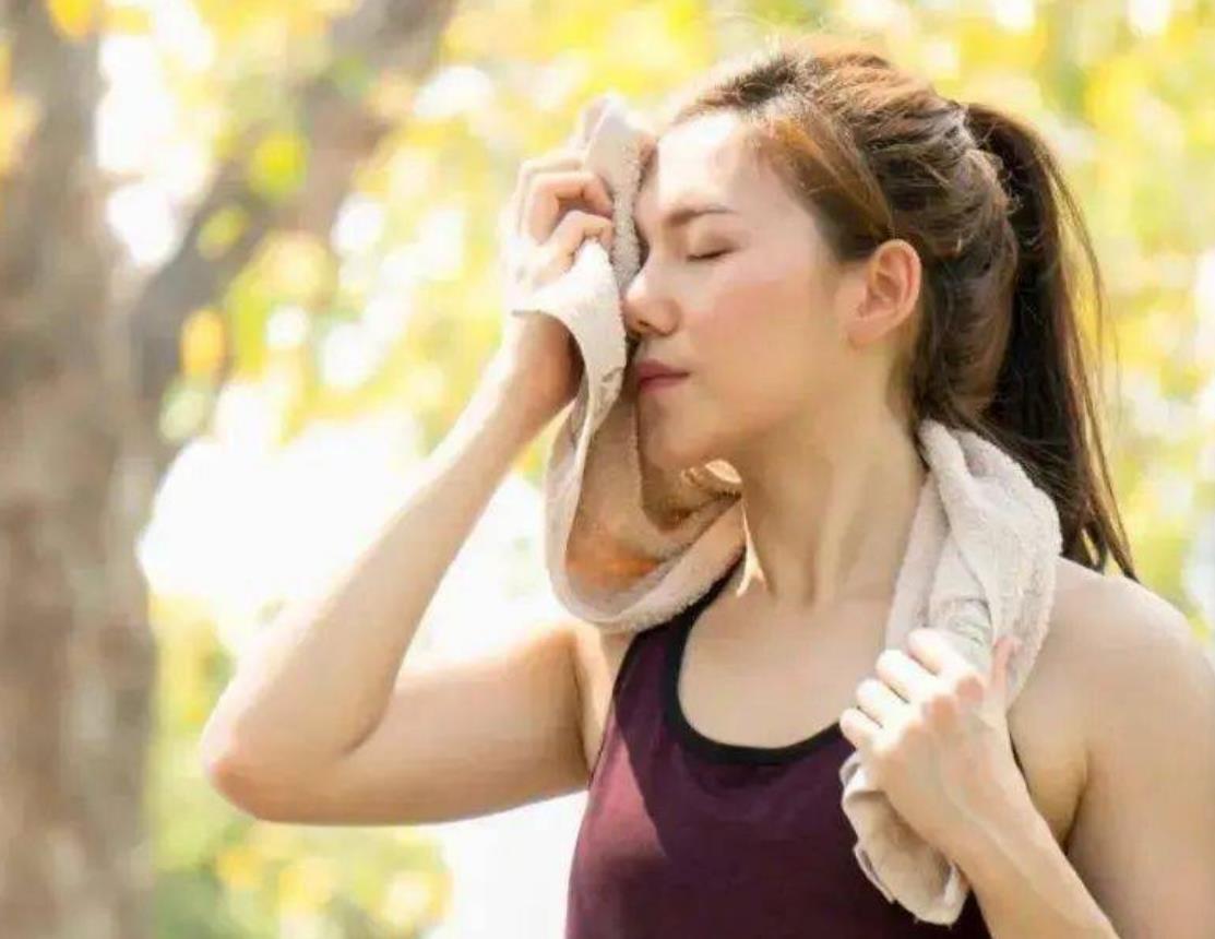 女子自拍时手机被鸟抢走！手机秒变飞行模式