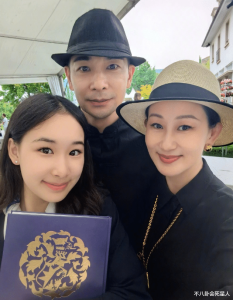 赵文卓夫妻接女儿回家，大女儿读国外瑞士名校，一年学费近百万