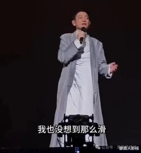 刘德华女儿首度公开现身，与妈妈一同观看爸爸演出，模样漂亮：高鼻梁大眼睛