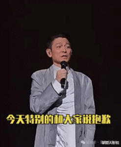 刘德华女儿首度公开现身，与妈妈一同观看爸爸演出，模样漂亮：高鼻梁大眼睛