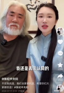 73岁张纪中陪孕妻拍写真，扎丸子头超显年轻，温柔亲吻老婆好宠溺