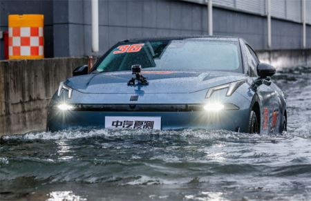 领克08夏测夺多项桂冠，性能与节能双丰收