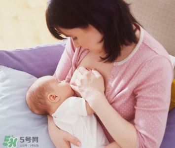 母乳喂养胸部会变形？如何幸免产后乳房变形？