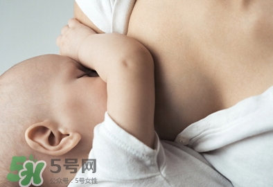 母乳喂养胸部会变形？如何幸免产后乳房变形？