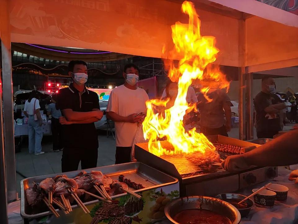 结兮：乌鲁木齐最热闹的十大夜市在这里！烟火味、生活味十足，速速打卡