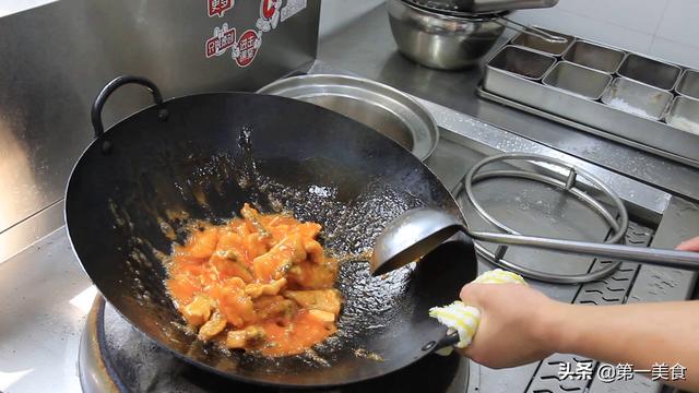 厨师长分享鲤鱼吃法，一炸一炖，外酥里嫩酸甜可口，完美的待客菜厨师长分享鲤鱼吃法7